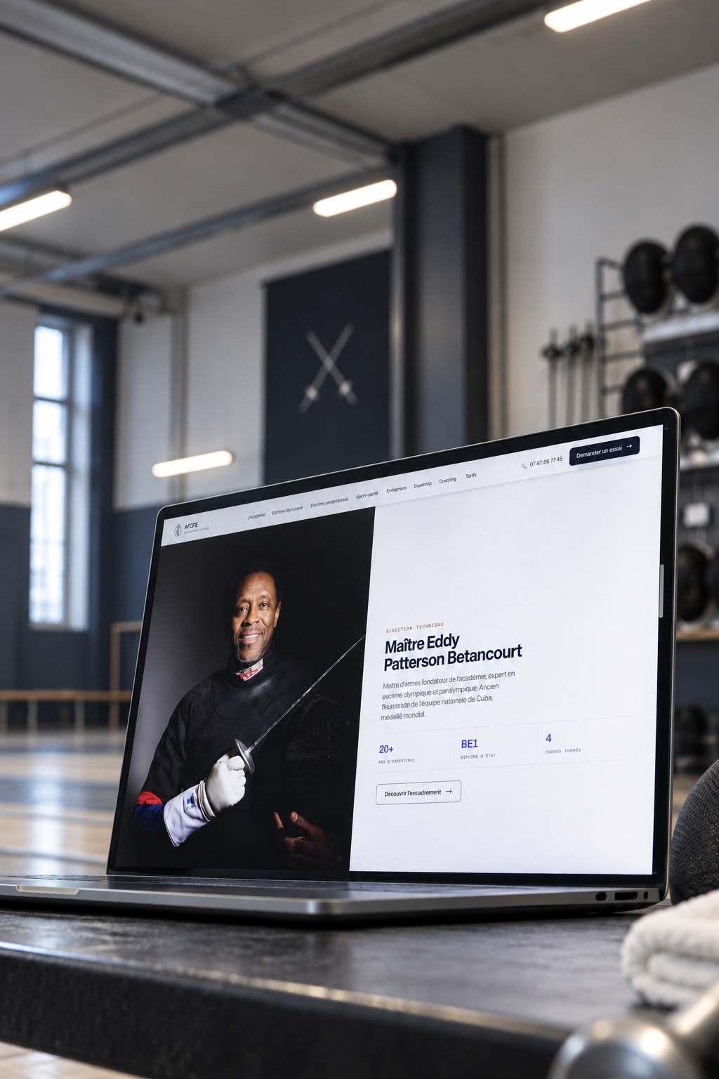 Site vitrine de l'AFCPE, académie d'escrime, affiché sur un ordinateur portable