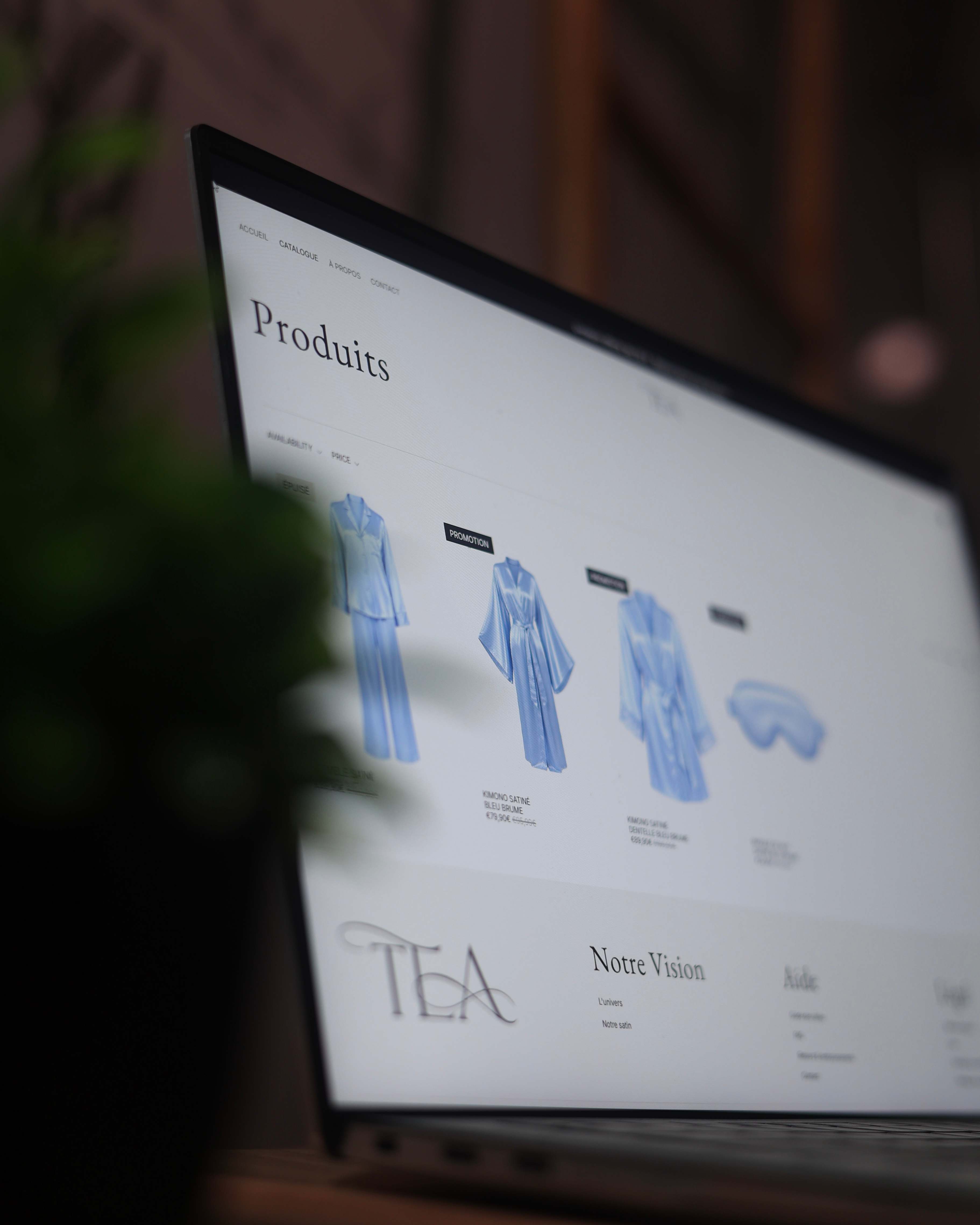 Boutique TEA, page des produits en satin bleu