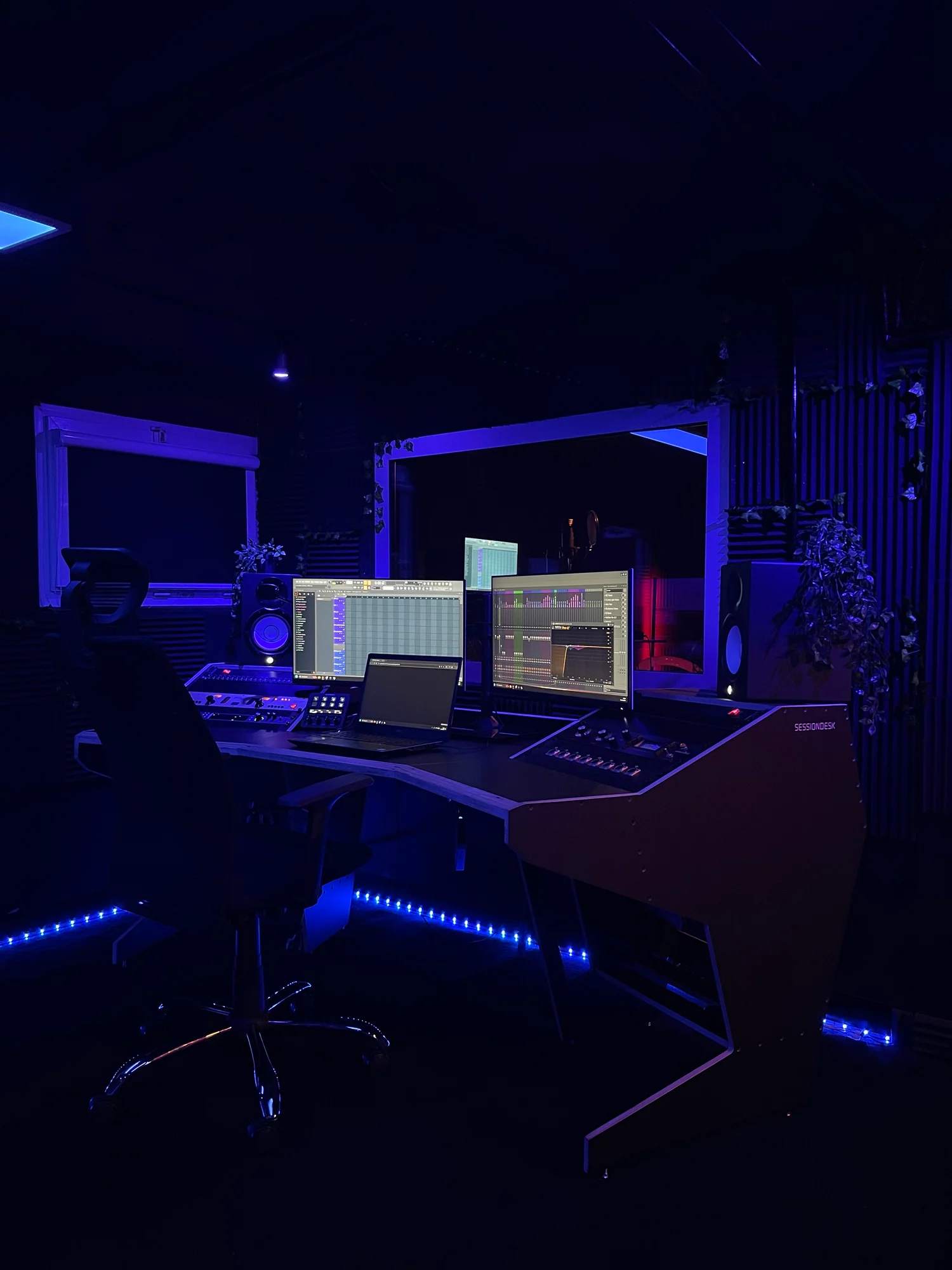 Photographie du studio d'enregistrement 404 Studio, régie éclairée en bleu