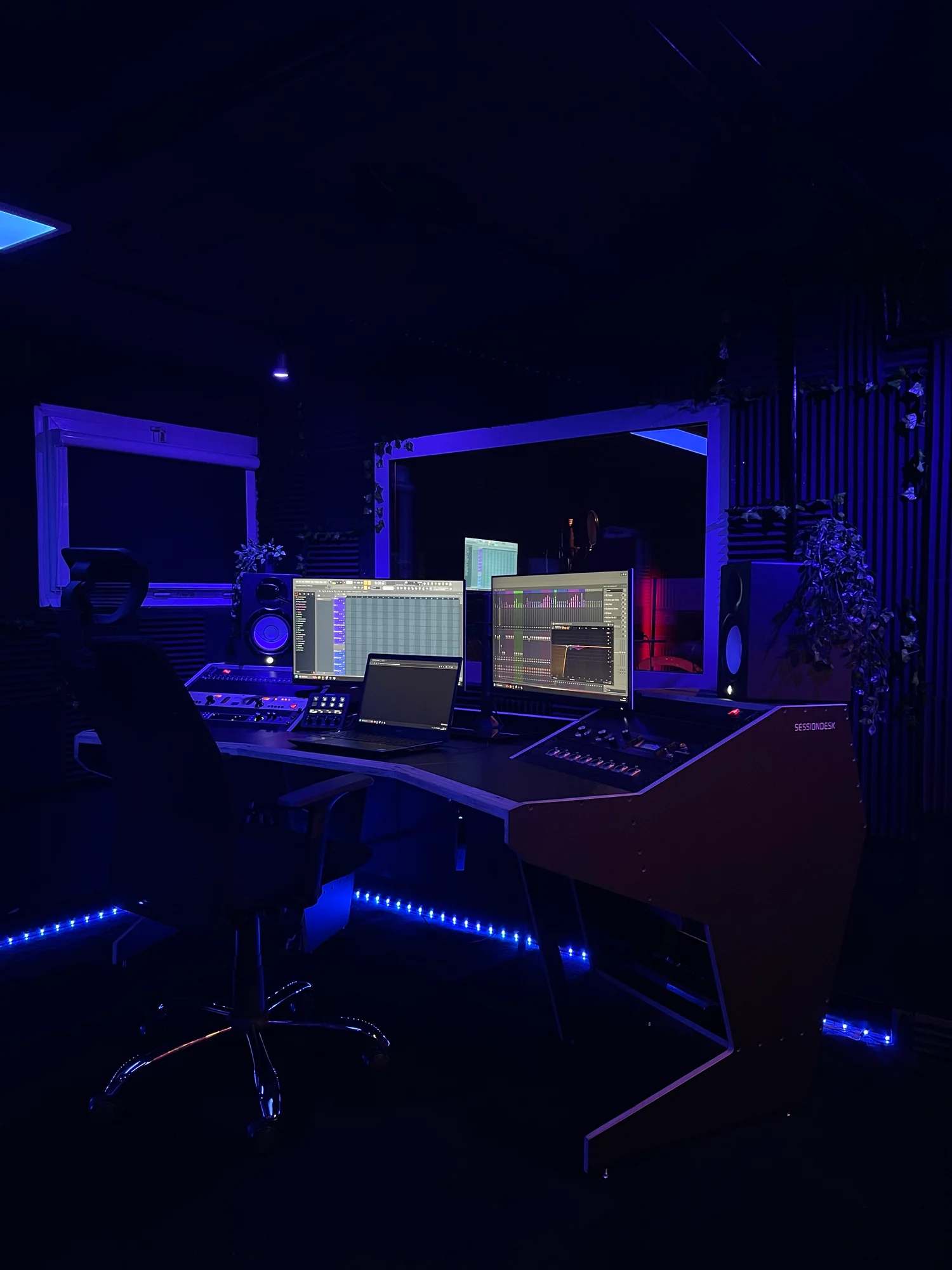 Photographie du studio d'enregistrement 404 Studio, régie éclairée en bleu