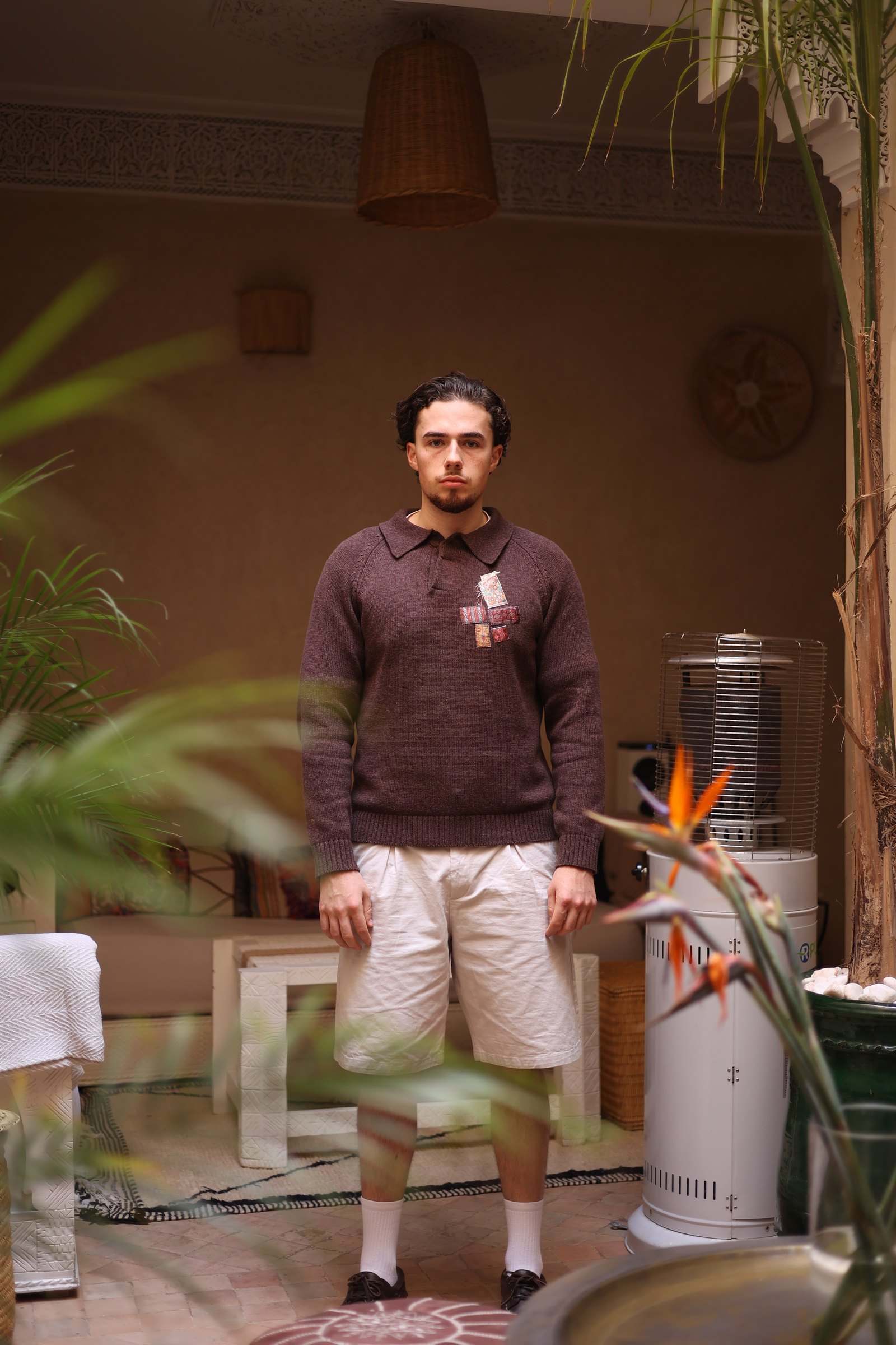 Photographie de l'univers Qaamar, un modèle porte un polo de la marque